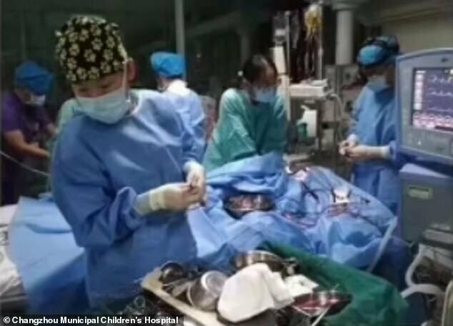 В Китае 30 врачей по очереди 5 часов делали умирающему ребенку массаж сердца, чтобы спасти его