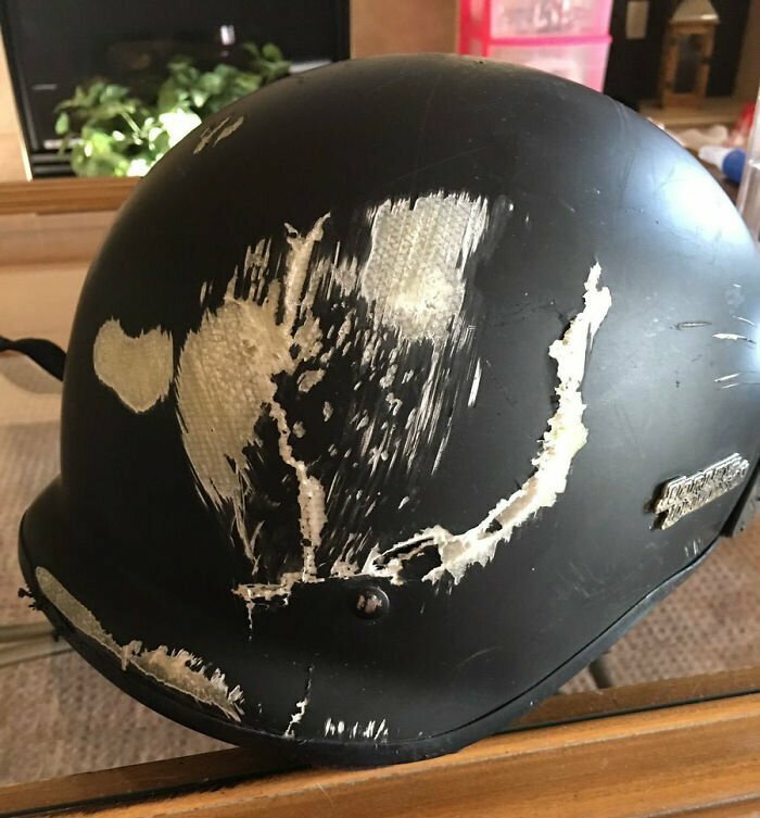 Берегите голову: пострадавшие в авариях поделились фотографиями шлемов, спасших им жизнь