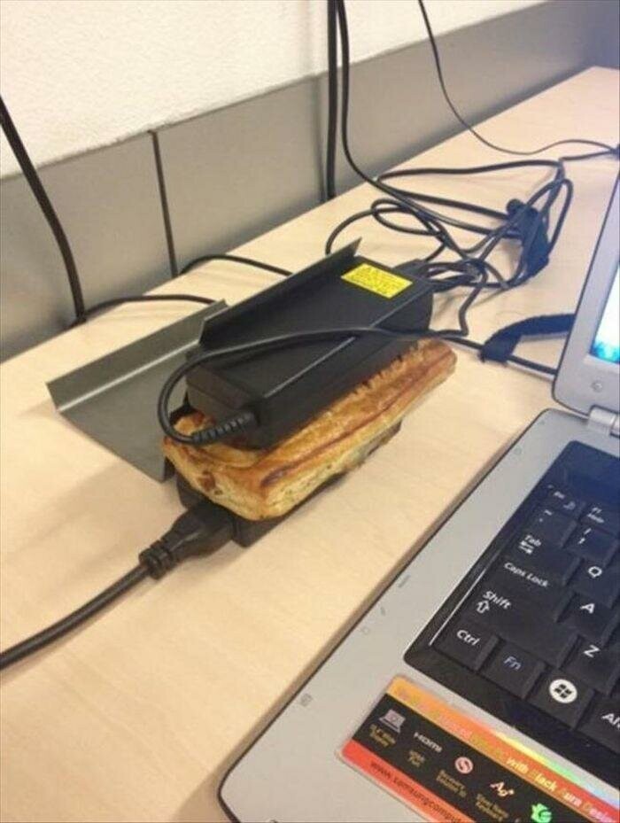 Используйте блок питания для ноутбука, чтобы разогреть свой офисный обед