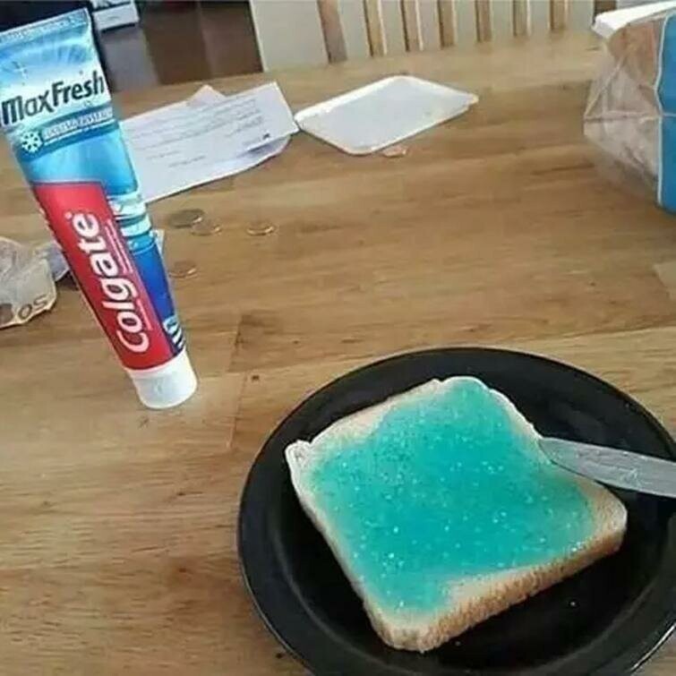 Намажьте зубную пасту на тост, чтобы сэкономить время на сборы утром