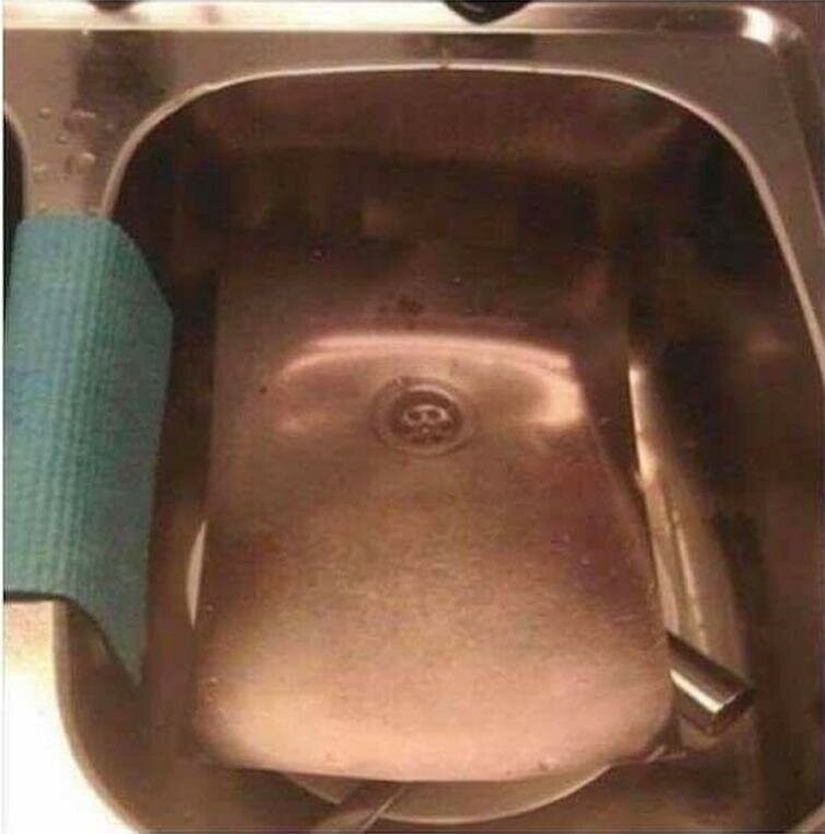 Если вы ненавидите ходить мимо раковины, полной грязной посуды каждый день, просто сделайте фотографию, когда она чистая, и положите ее на груду, чтобы вам больше не пришлось снова страдать