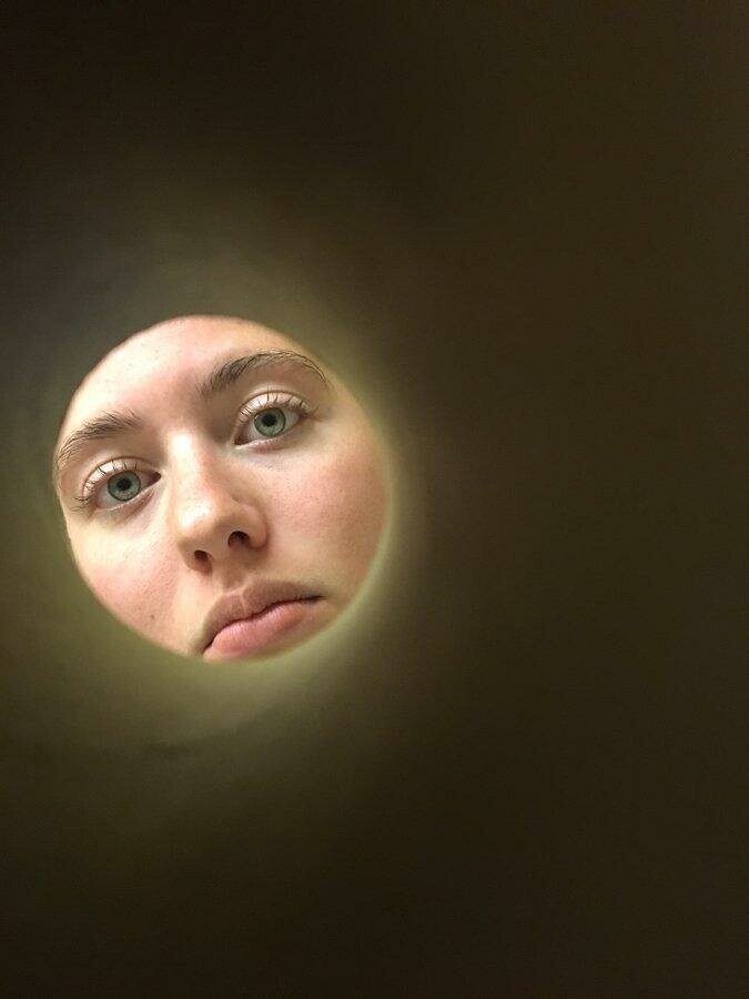 Если вам когда-нибудь понадобится притвориться луной, вы можете сфотографировать себя через рулон туалетной бумаги, чтобы добиться нужного эффекта