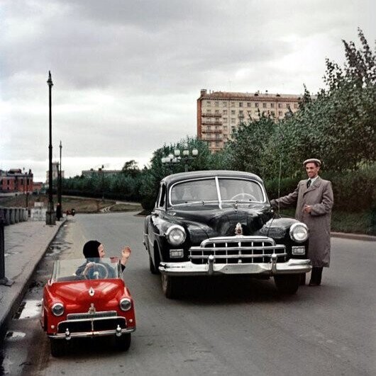Вова Кусакин совершает прогулку в своей автомашине. Этот детский легковой автомобиль изготовил своими силами его отец, А. С. Кусакин, токарь московского завода Точизмеритель, 1955 год.