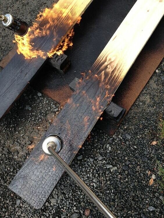 Технология обжига дерева применяется для создания отделочного материала под названием «Обожженная древесина».