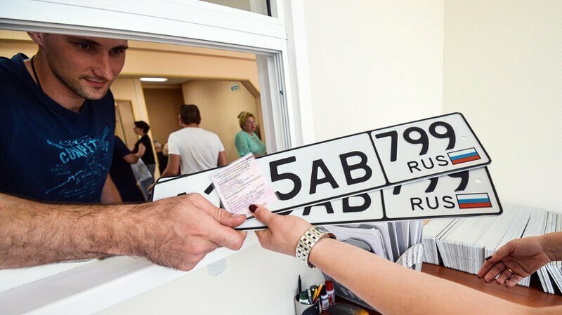 Путин подписал закон об упрощенном получении автомобильных номеров
