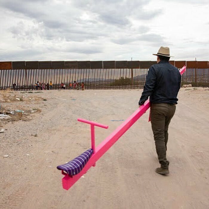 На границе между Мексикой и США появились розовые качели