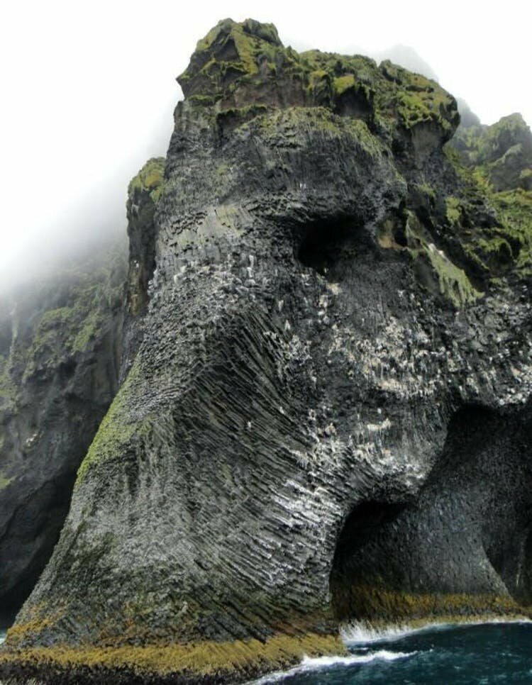 14. В Исландии есть гора под названием "Элефант рок", напоминающая морду слона