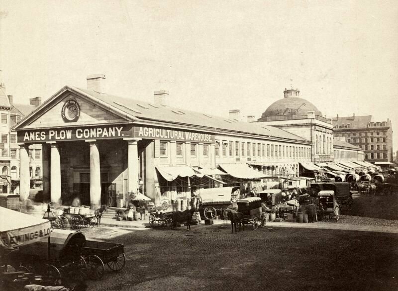 6. Лошади и повозки на рынке Куинси в центре Бостона, США, 1857