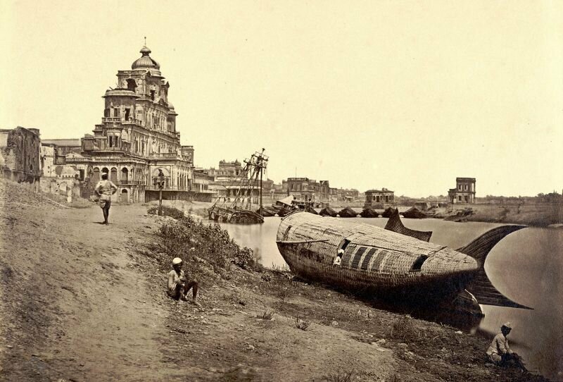 22. На заднем плане - дворец Чаттар-Манзил в Лакхнау, Индия, который был разрушен мятежниками во время восстания в Индии в 1857 году, известного как "Восстание сипаев"