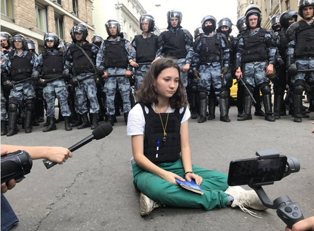 Заикающаяся феминистка показала лицо московских протестующих