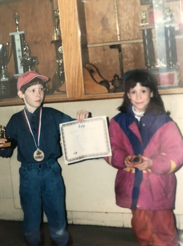 6. "Вот мой брат с хоккейным трофеем и медалью, а вот и я... гордо демонстрирую луковое кольцо"