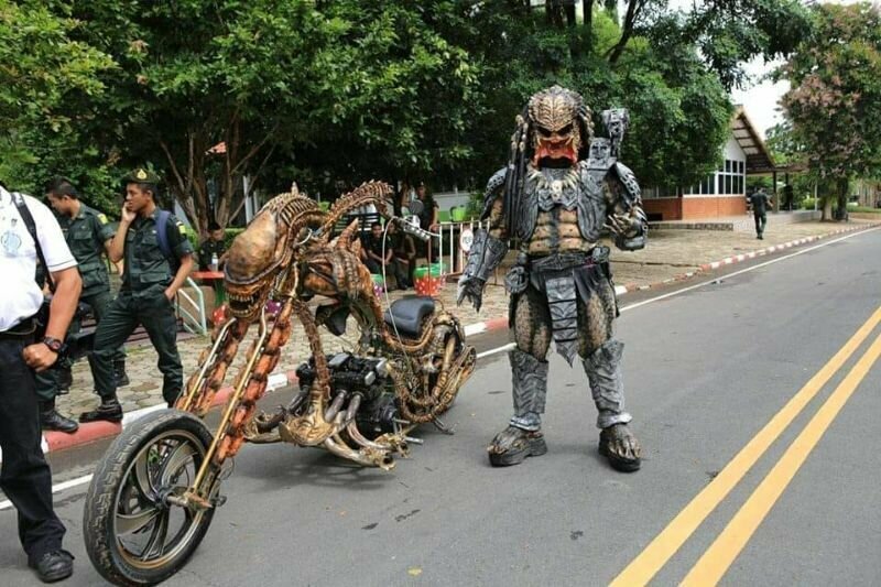 Житель Таиланда, Самай Хаммонгкуль в свободное время надевает собственноручно созданный костюм Хищника, садится на мотоцикл, украшенный "остатками" Чужого, и колесит по дорогам своей родной провинции Мукдахан