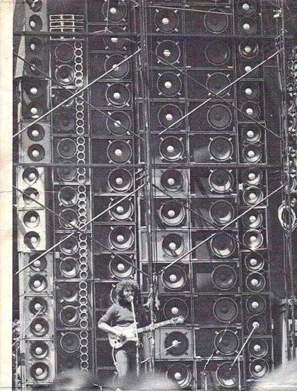 18. Джерри Гарсиа перед легендарной Wall of Sound в 1974 году.