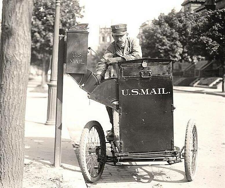 20. Почтальон забирает почту из почтового ящика в 1912 году.