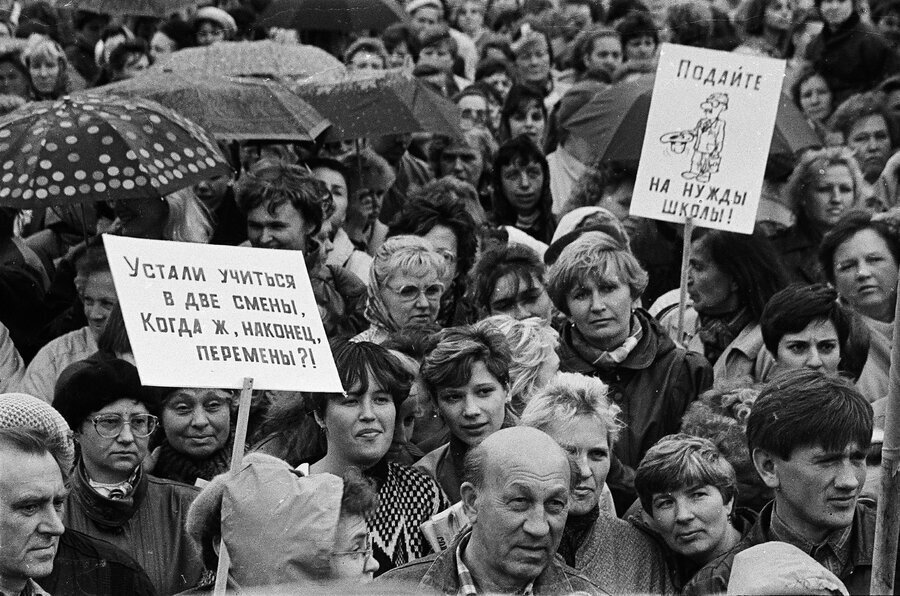 Времена перестройки. Митинги в 90-е. Перестройка митинги. 90 Е перестройка. Митинг 1995.