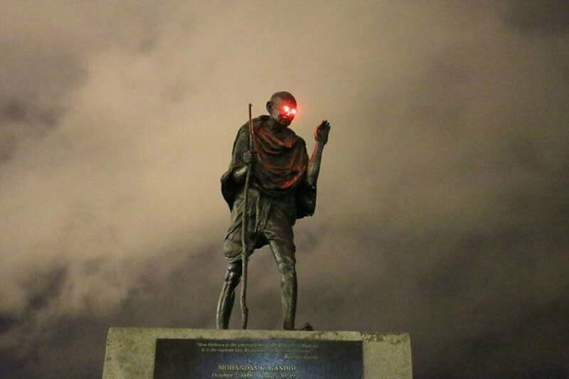 Кто-то «наградил» статую Ганди в Сан-Франциско светящимися красными глазами