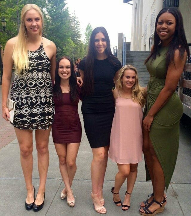 Вот эта самая фотография, какой она покорила интернет: баскетболистки и их черлидерши