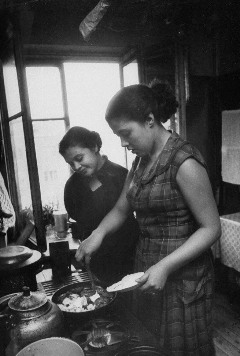 Девушки готовят еду