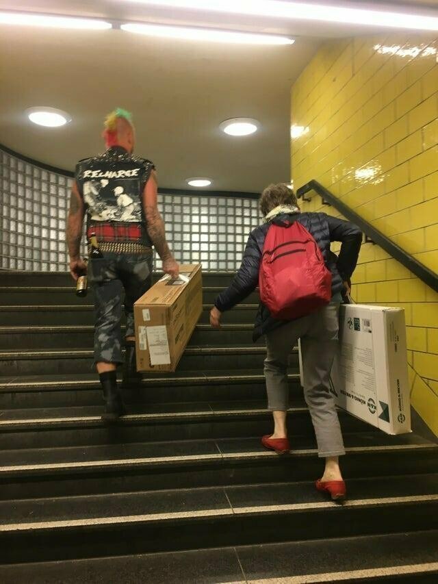 1. Живописно: берлинский панк помогает женщине нести тяжелую коробку