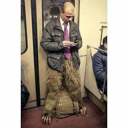 4. Обычный бизнесмен едет на работу в московском метро