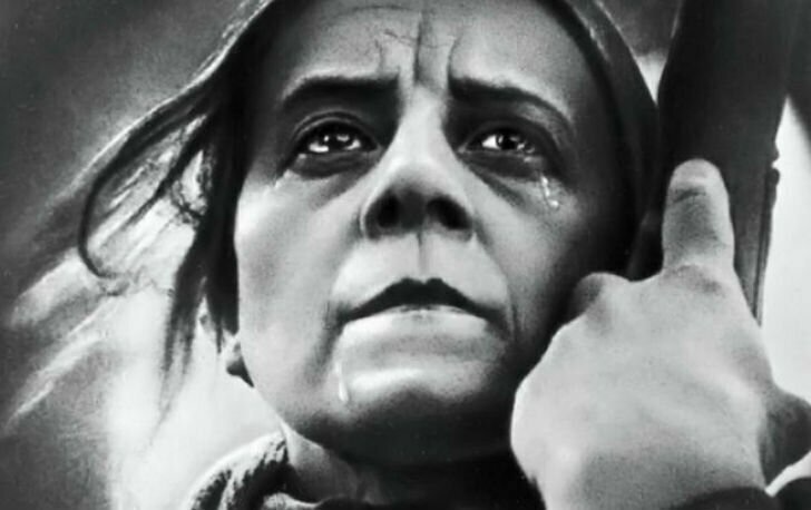 «Мать» (1926 год) и «Конец Санкт-Петербурга» (1927 год), режиссер — Всеволод Пудовкин