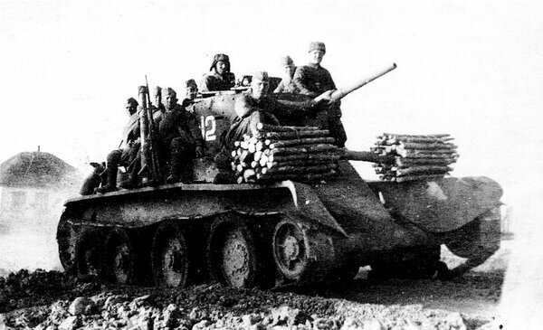 Танк Т-34 с фашинами