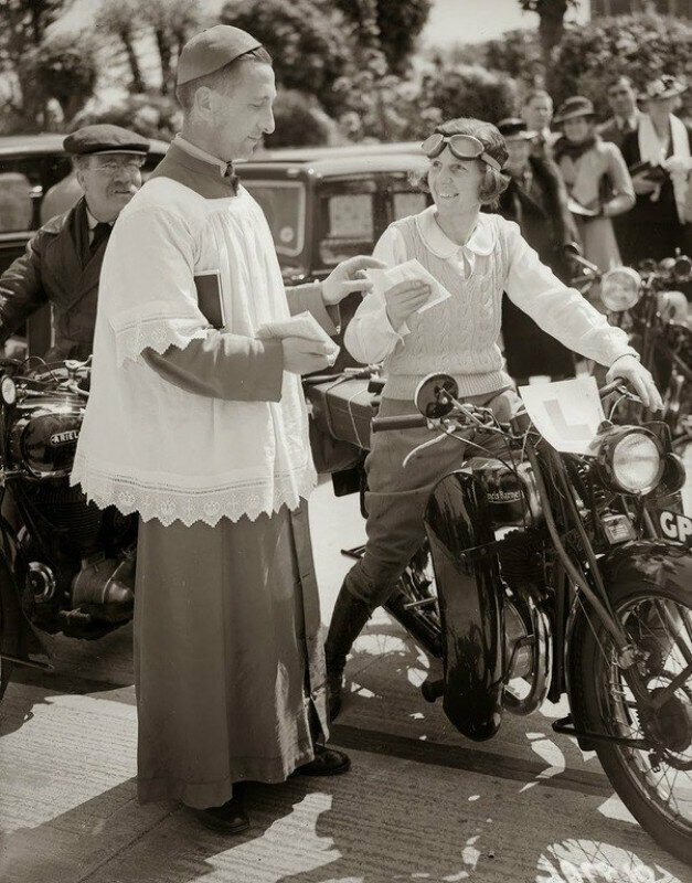 Священник благословляет женщину, обучающуюся вождению на мотоцикле, 1938 год.