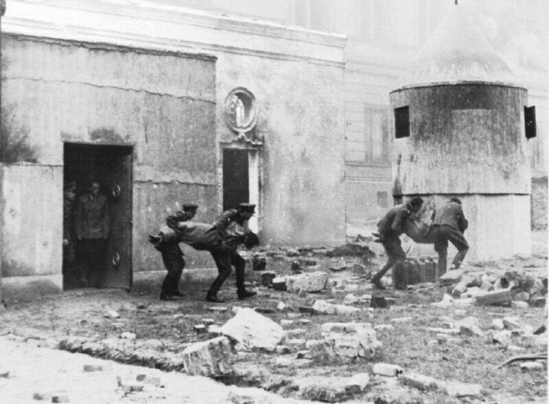 Вынос тел Адольфа Гитлера и Евы Браун из бункера после самоубийства 30 апреля 1945г.