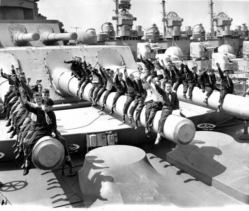 Бойскауты на 406мм орудиях носовой башни ГК законсервированного линкора Саут Дакота в Филадельфии, 22 мая 1955г