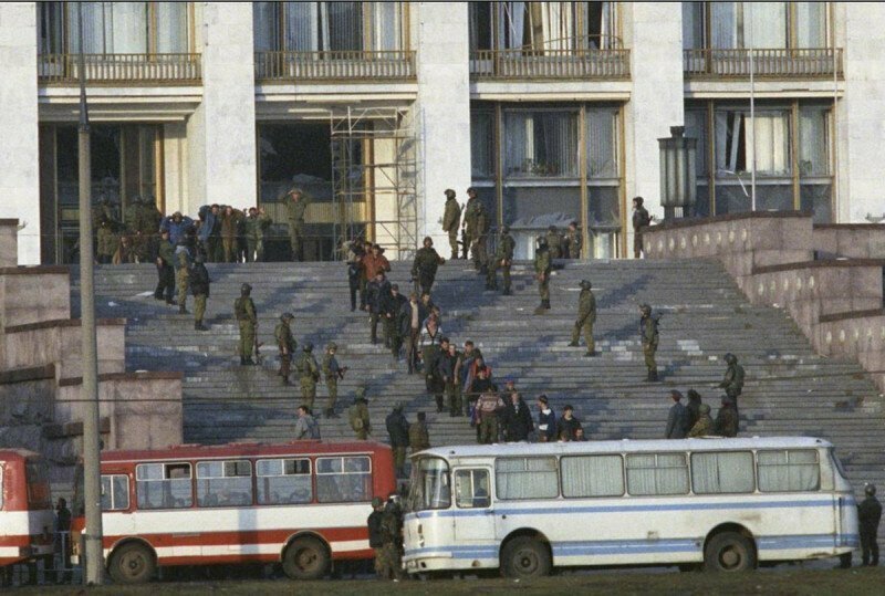 Отряд «Альфа» выводит арестованных из здания Белого дома. Политический кризис. Москва. 4 октября 1993 г.