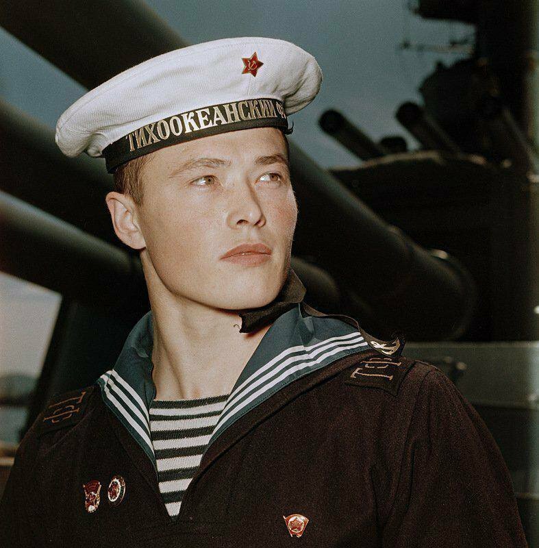 Матрос-комсомолец с крейсера «Калинин». Тихоокеанский флот. ВМФ СССР. 1955 г.
