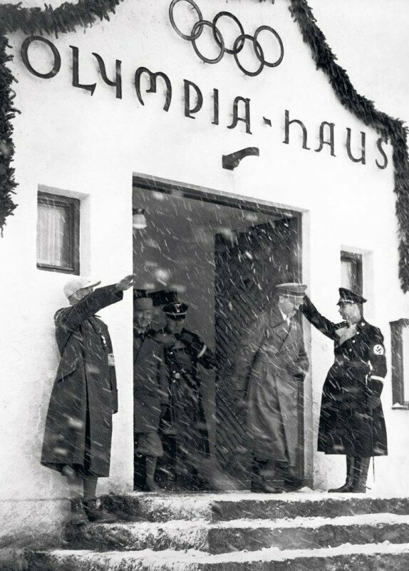 Адольф Гитлер выходит из гостиницы Olympia Haus в Гармиш-Партенкирхен во время IV зимних Олимпийских игр. Германия. Февраль 1936 г.