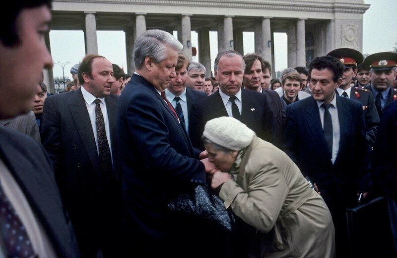 Президент Ельцин и поклонница. Парк Горького. Москва. Россия. 09.05.1992 г.