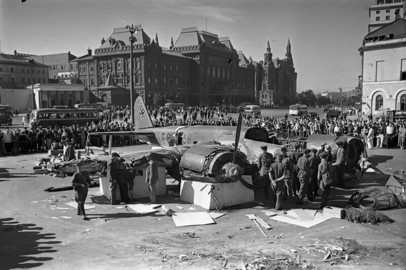 Бомбардировщик Ю-88А-4 сбитый в районе Истры 25 июля и выставленный на всеобщее обозрение на на площади Свердлова, экипаж самолёта в составе 4 фашистов - уничтожен. 29 июля 1941 года.