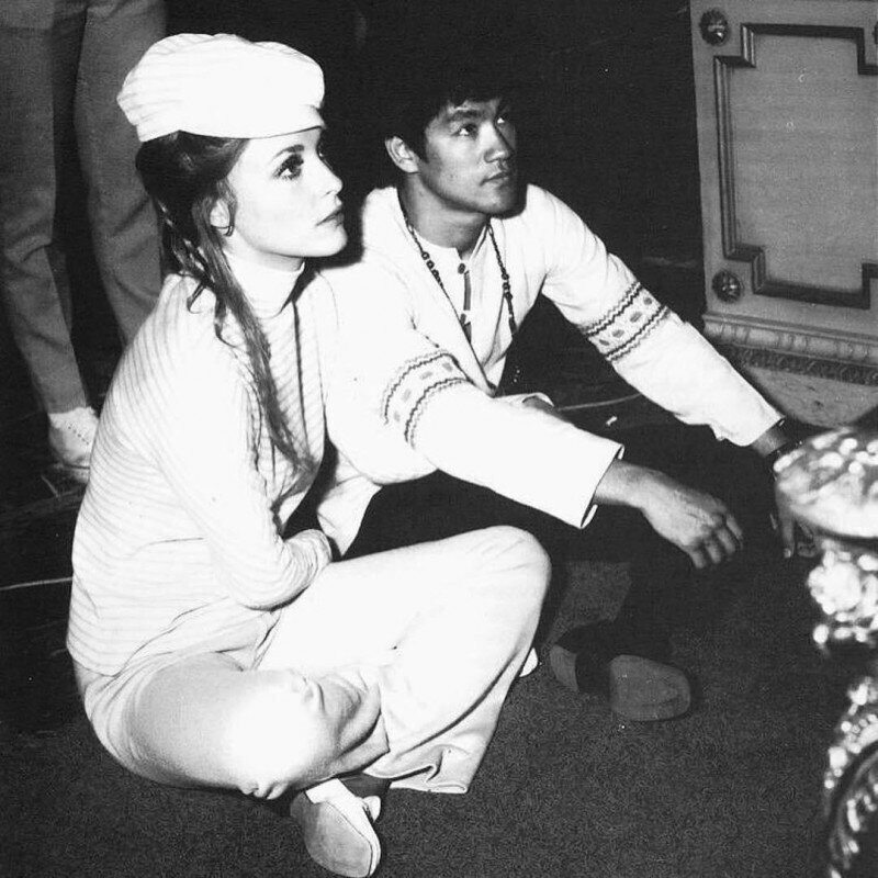 Шарон Тейт и Брюс Ли отдыхают после репетиций, 1968