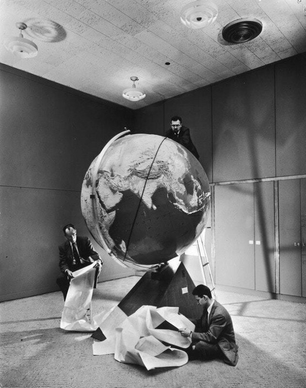 Ученые Джозеф Хайнек, Фред Виппл и Дон Лаутман наносят на глобус орбиту первого в истории искусственного спутника Земли - советского аппарата "Спутник-1". 1957 год