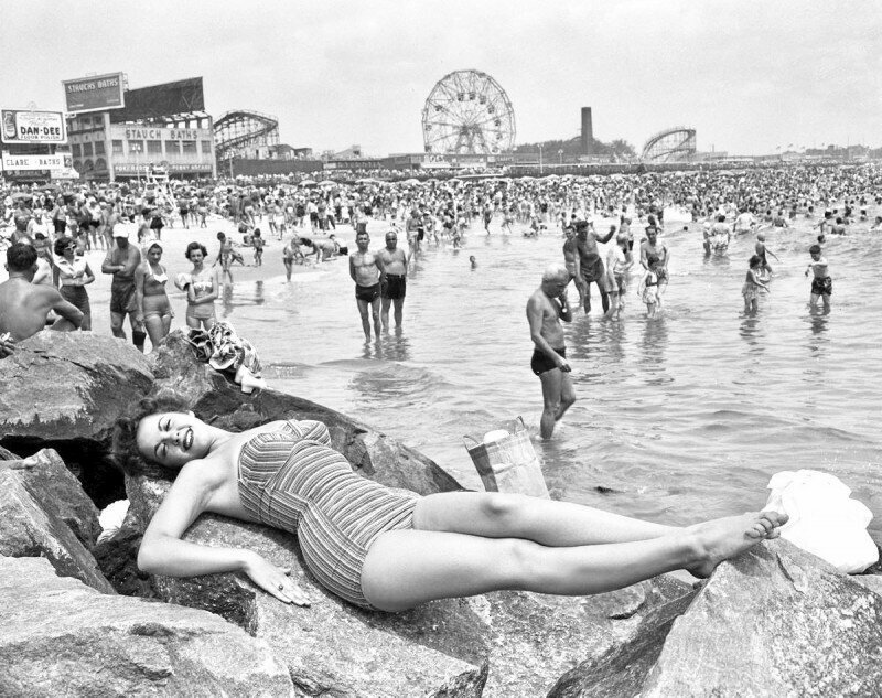 На пляже Кони-Айленд. США, 1954.