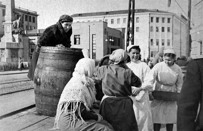 Работницы столовой скатывают бочку пива в честь Победы, 9 мая 1945 года, Архангельск