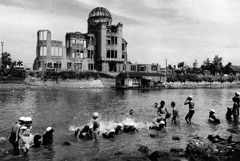 Дети купаются в реке Хиросимы, Япония. 1957 г.