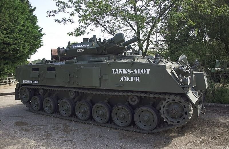 Энтузиаст создал из двух армейских бронетранспортёров танк-лимузин и сдает его в аренду