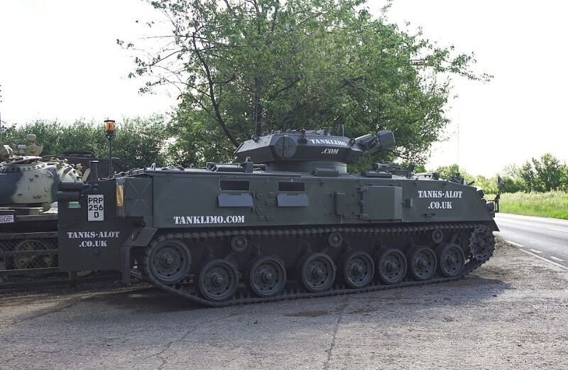 Энтузиаст создал из двух армейских бронетранспортёров танк-лимузин и сдает его в аренду