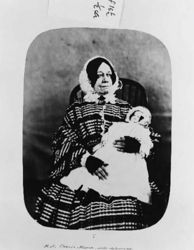 Эстер Ханна Стилл, госпитализирована в 1858 году с диагнозами "хроническая мания" и "галлюциноз"