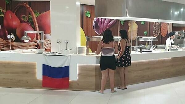 Несколько украинских семей заметили российский флаг в ресторане гостиницы. Они потребовали убрать его, чтобы "не чувствовать себя ужасно во время ужина". Однако администратор отеля отказал им, добавив, что его позиция — это позиция всей Испании.