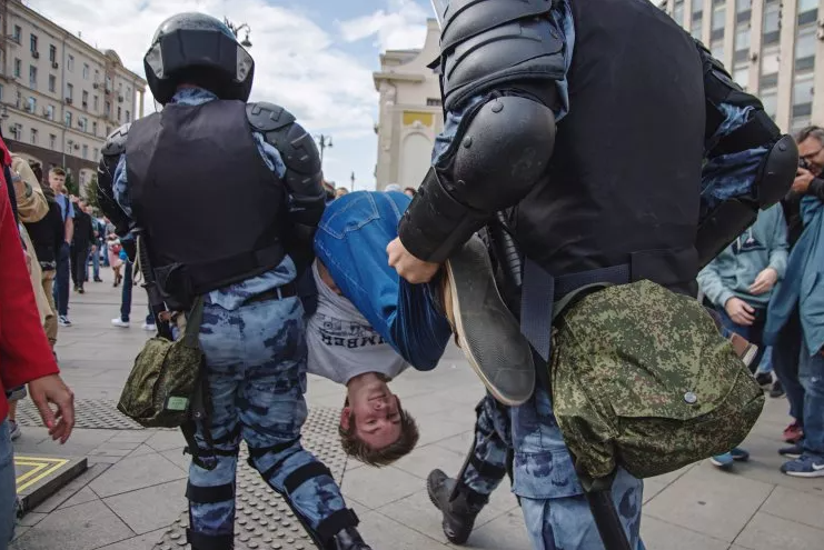 "Я член партии "Единая Россия", я знаю чем это заканчивается": топ задержаний на митинге 3 августа
