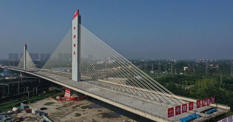 Китайцы построили поворотный мост длиной 260 метров, чтобы не мешать движению поездов