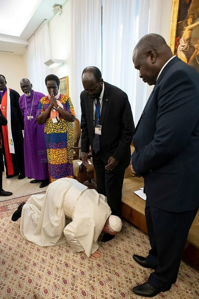 Папа встал на колени перед лидерами Судана, чтобы они закончили войну