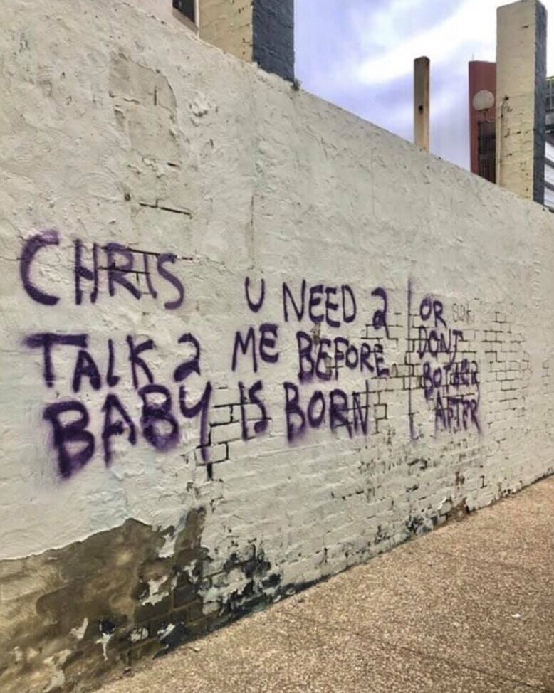 Беременная женщина пыталась связаться с отцом ребенка с помощью граффити