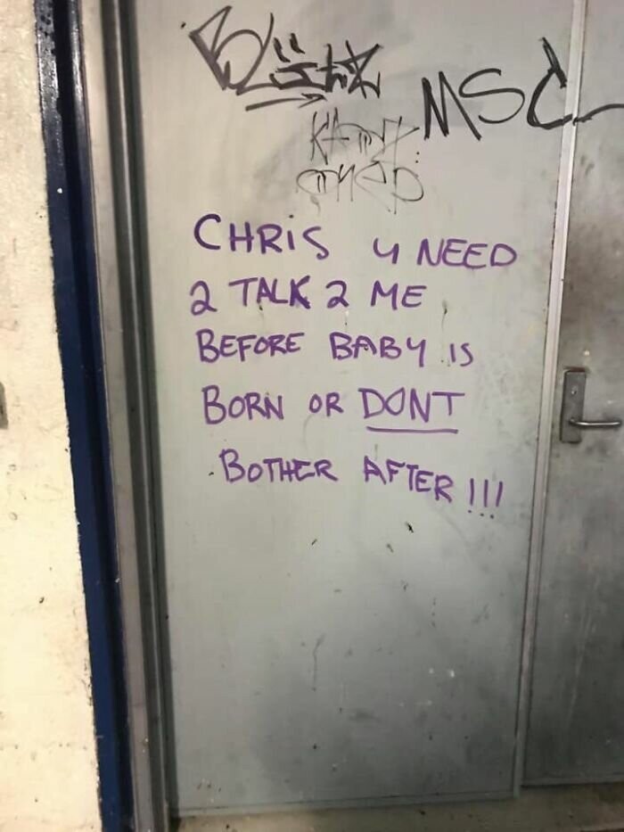 Некоторое время назад в пригороде Мельбурна, Франкстоне, на улицах начала появляться одна и та же надпись, обращенная к некоему Крису