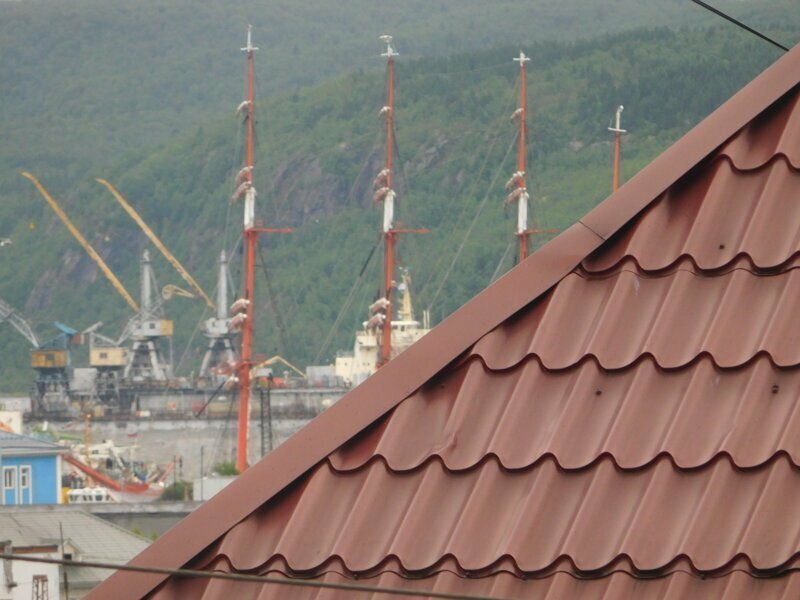 2 августа в Мурманске пришвартовался барк "Седов".  Из моего окна видны только мачты.