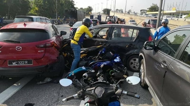 Куча-мала из Малайзии: семь транспортных средства столкнулись на шоссе